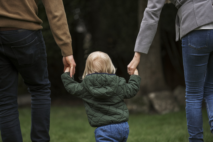 genitori-che-camminano-con-il-bambino-nel-parco (1)